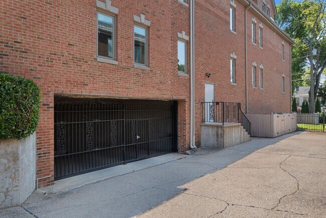 Building Photo - Newly Renovated Condo in The Westende with...