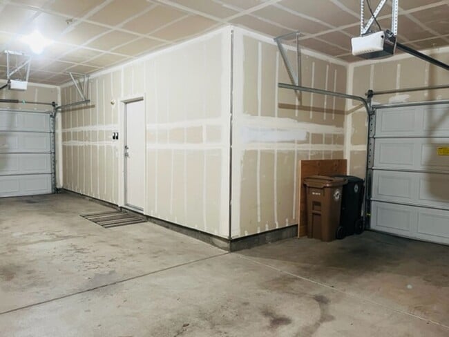 Building Photo - Beautiful Tri-Level Condominium in Gated Elk Grove Community!