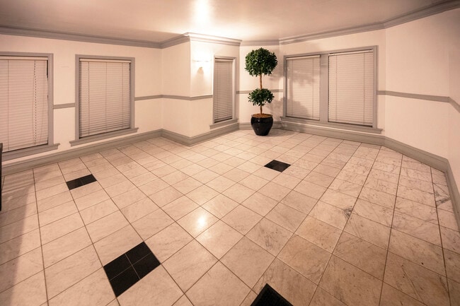 Building Photo - 6042 N Kenmore Ave