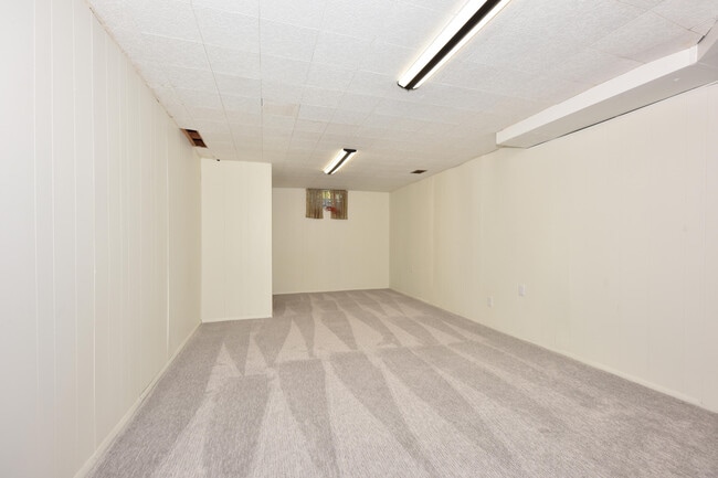 Building Photo - 8601 N Manor Ln