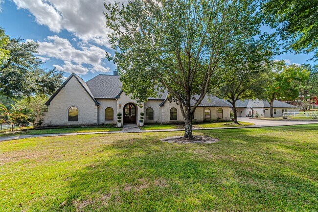 Building Photo - 15569 Crown Oaks Dr