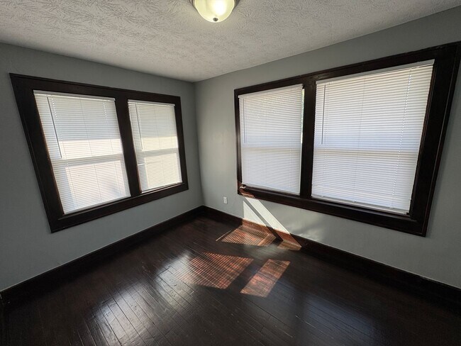 Building Photo - 712 Dequincy St