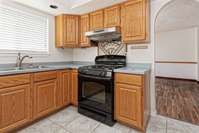 Building Photo - 2 Story, 4 BR, 2205 SF home off Southern Blvd in Rio Rancho