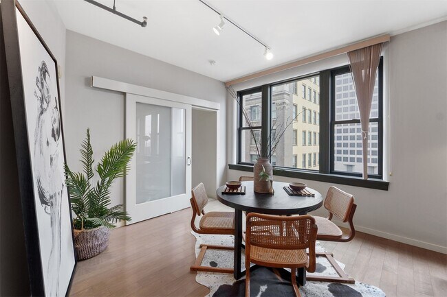 Building Photo - 915 Olive St