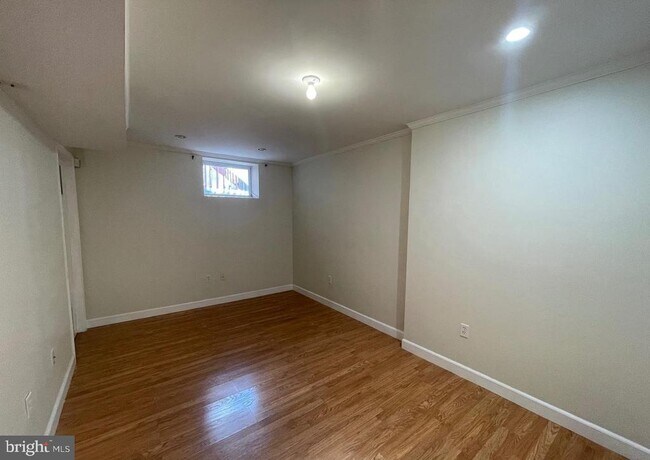 Building Photo - 127 Tulip Ln