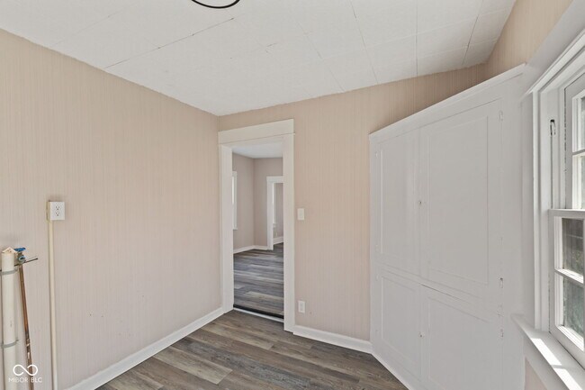 Building Photo - 320 Lockerbie St