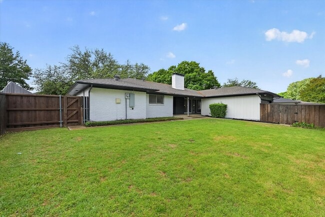 Building Photo - 2313 Claridge Cir