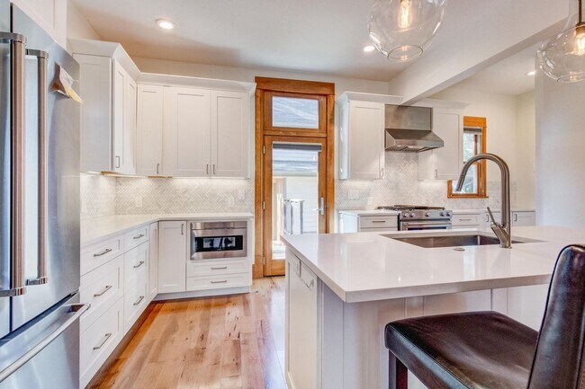 Building Photo - Gorgeous 3BD/2.5BA Downtown Boulder Home- Completely Renovated!