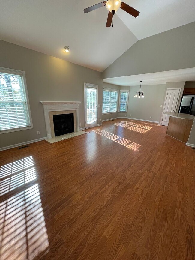 Building Photo - 122 Saddlecreek