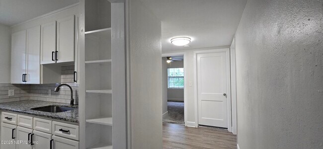 Building Photo - 4556 Cambridge Rd
