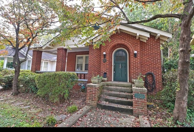 Primary Photo - Cozy 2 Bedroom 1 Bath Located in Cottontow...