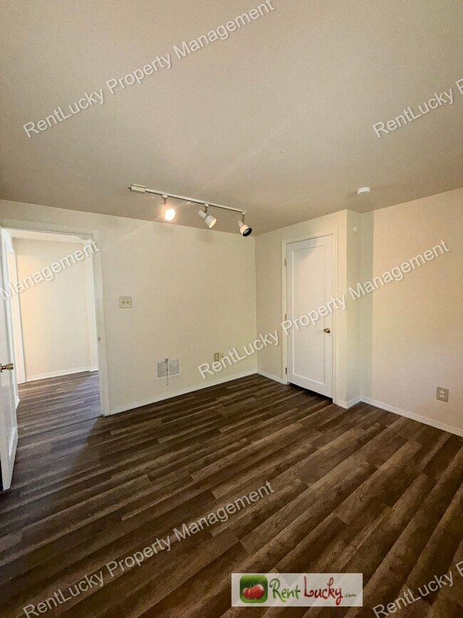 Building Photo - Cute and Remodeled 2-Bedroom Duplex in Great Seattle Location!