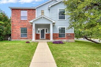 Building Photo - "Spacious 6-Bedroom Haven with 3 Full Bath...