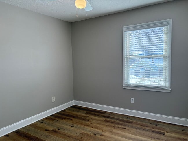 Building Photo - MOVE IN SPECIAL: 3 Bedroom, 2 Bathroom House in Burlington!