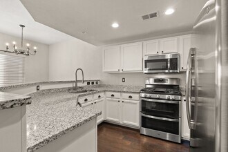 Building Photo - Upscale Condo | 3 Bed / 2 Bath | Garage | ...