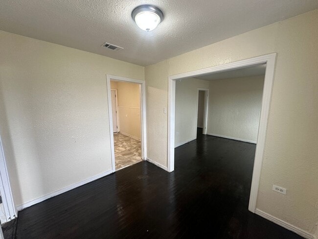 Building Photo - 3921 Roselawn Dr