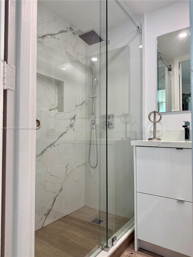 Building Photo - 5055 Collins Ave