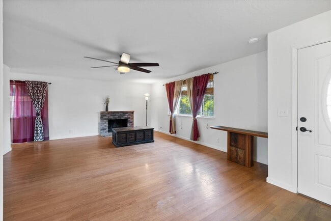 Building Photo - 618 Crestview Dr