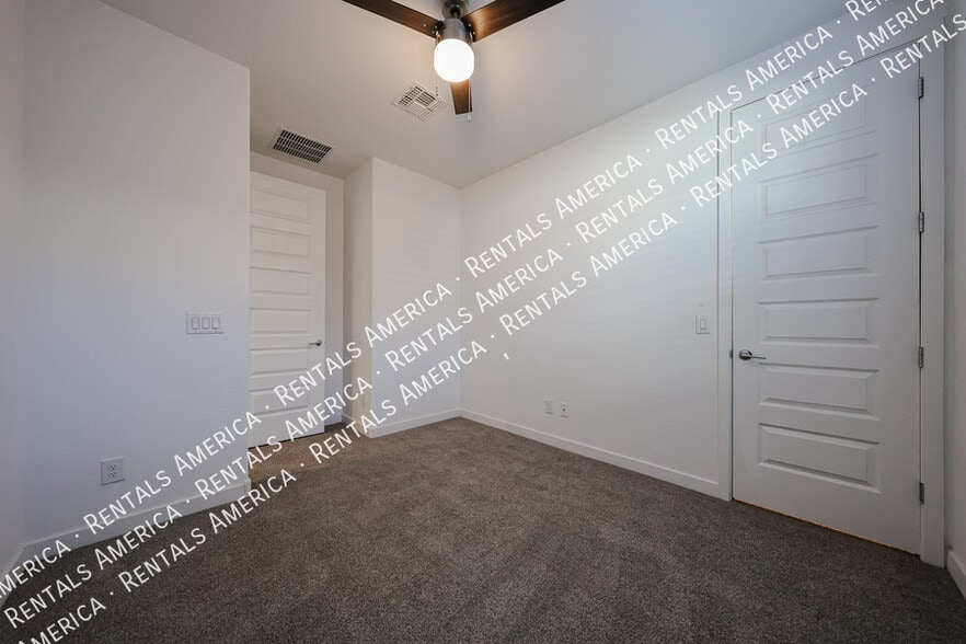 Building Photo - 2256 E Ridgewood Ln