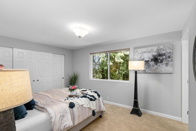 Building Photo - 3 Bedroom Sammamish Rambler in Quiet Cul d...