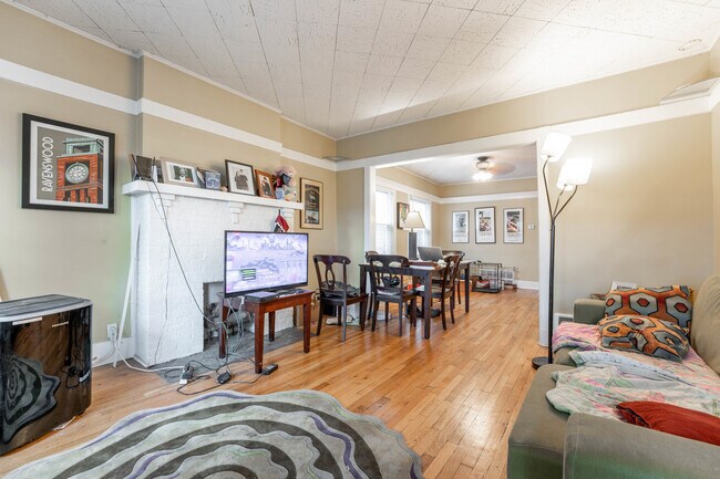 Building Photo - 2227 W Leland Ave