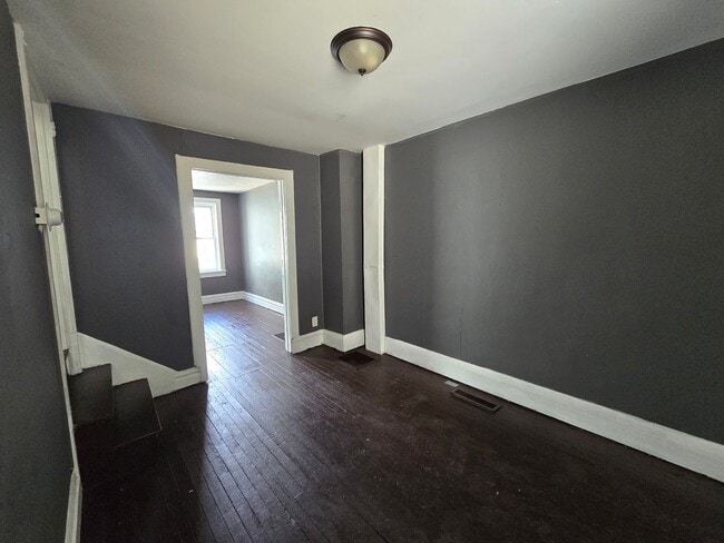 Building Photo - 528 N Jute St