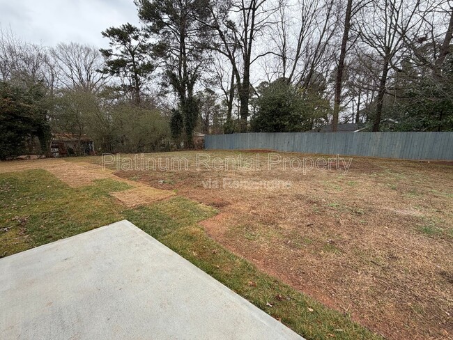 Building Photo - 1900 Selwyn Dr