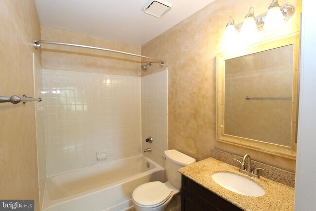 Building Photo - 208 Ravens Crest Dr
