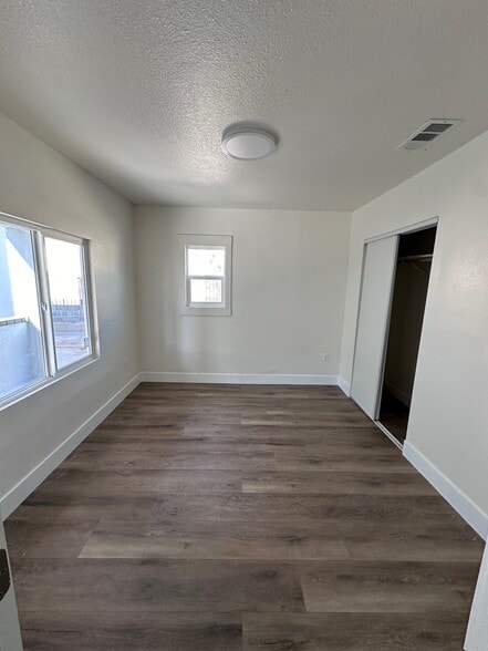 Building Photo - 1236 N Mariposa Ave