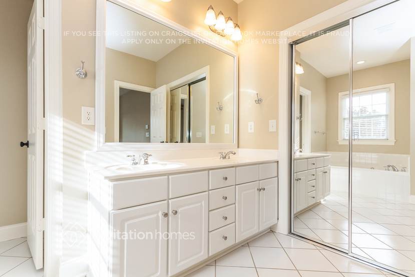 Building Photo - 15903 Kelly Park Cir