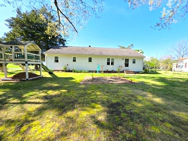 Building Photo - 104 Lee Dr