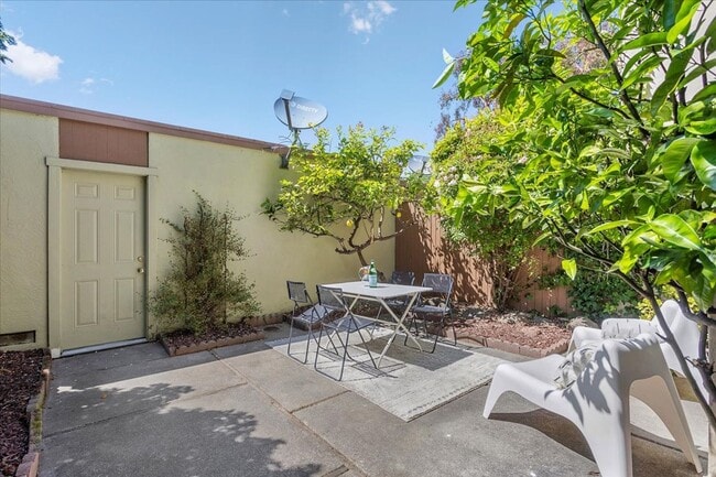 Building Photo - 1105 Fontana Dr