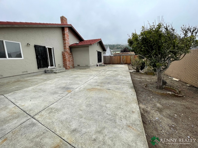 Building Photo - Spacious 3 Bedroom Home with Backyard Pati...