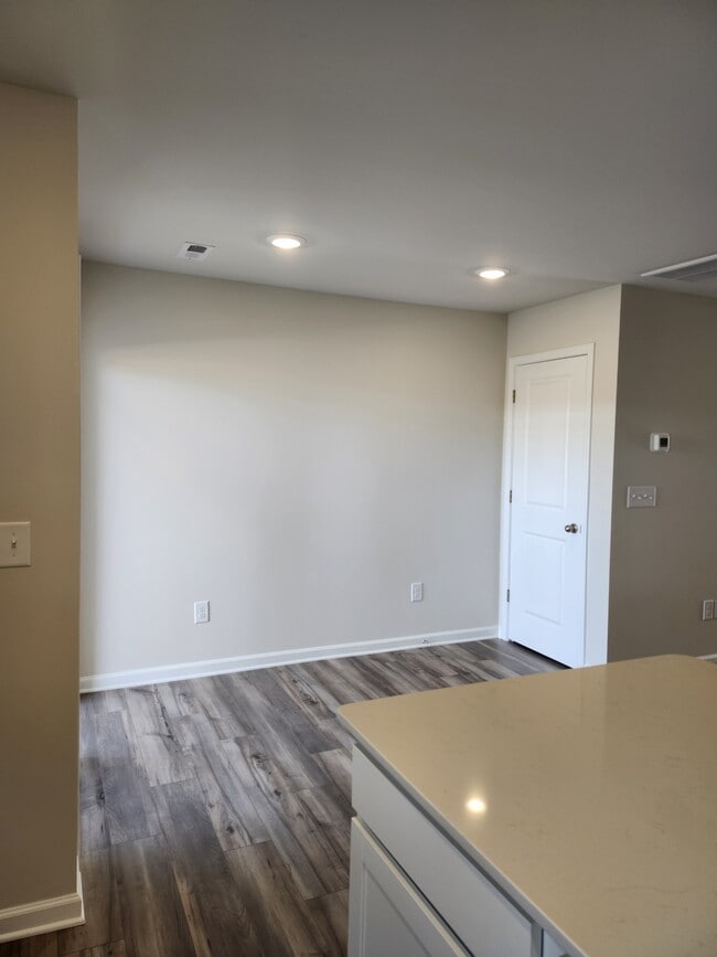 Building Photo - 818 Powder Br Dr