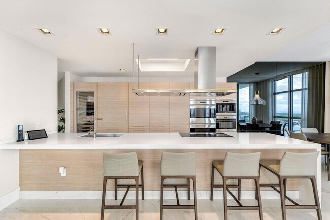 Building Photo - 17301 Biscayne Blvd