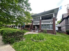 Building Photo - 982 Woodruff Pl E Dr