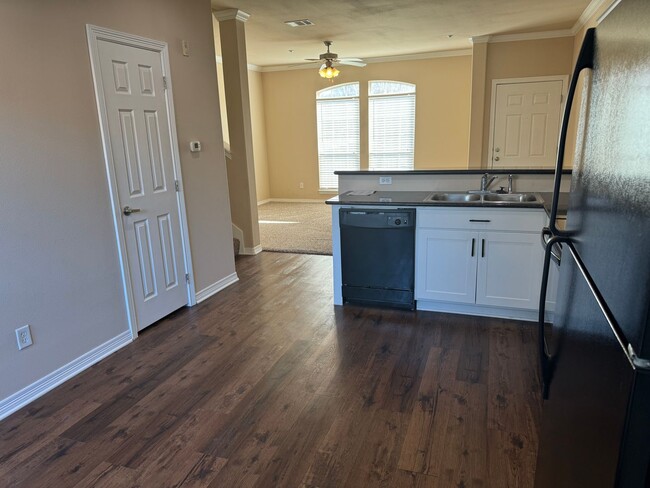 Building Photo - JULY MOVE IN - Spacious 3 Bedroom 3.5 Bath...