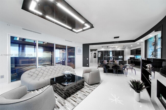 Building Photo - 18555 Collins Ave