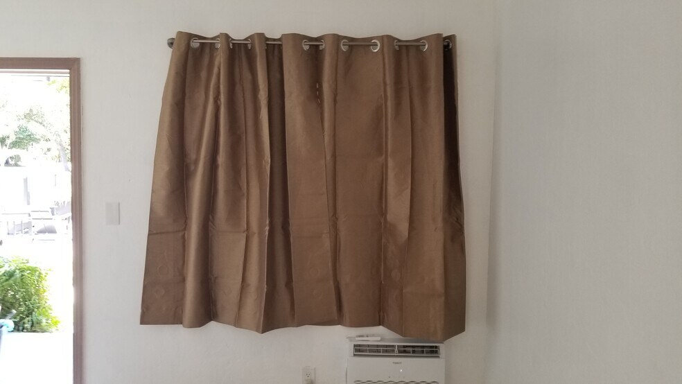 Building Photo - 1952 Madison St