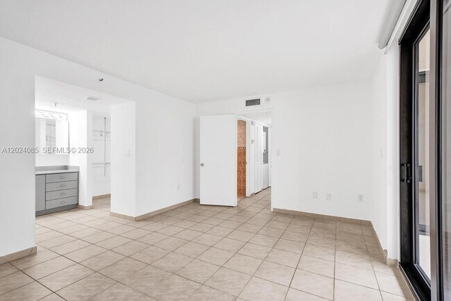 Building Photo - 1623 Collins Ave