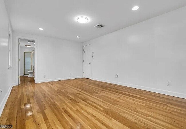 Building Photo - 548 Birchwood Rd