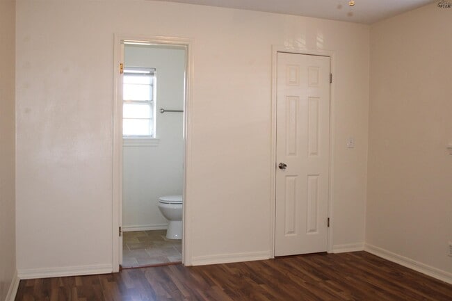 Building Photo - 1610 Christine Rd