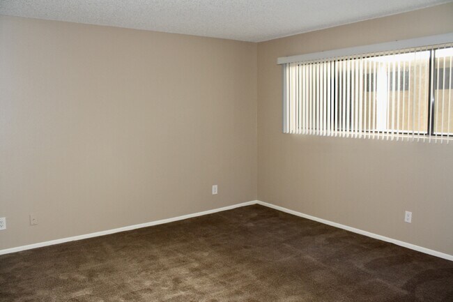 Building Photo - Large 2 Bedroom 2 Bath Condo with 1 Parking Space in Long Beach Coming Soon!