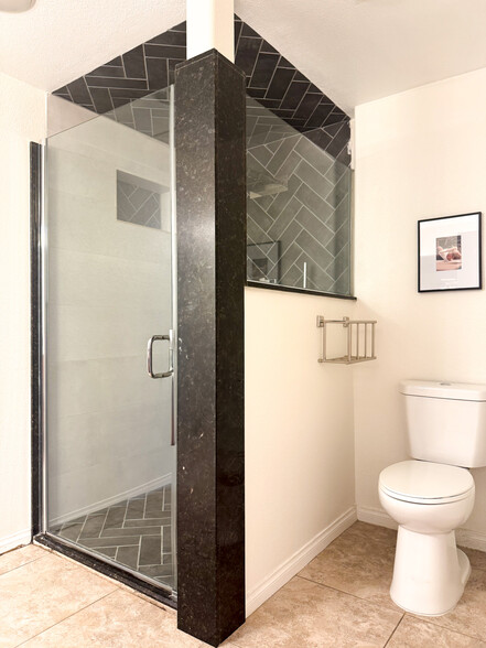 Spacious primary bathroom - 3740 Santa Rosalia Dr