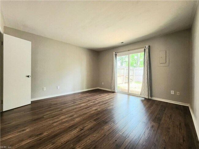 Building Photo - Updated and charming townhouse in heart of...