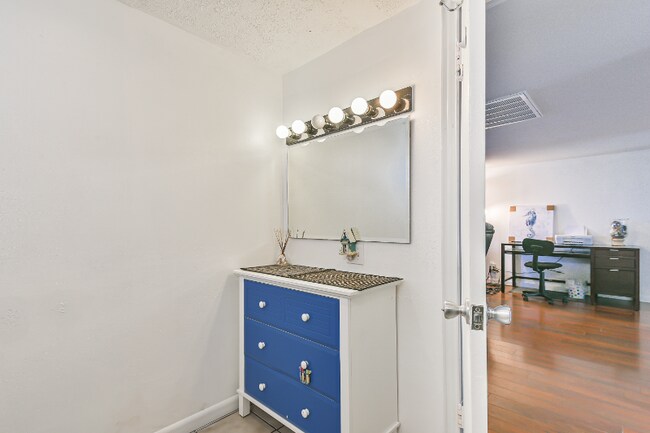 Building Photo - 3919 San Jacinto Dr