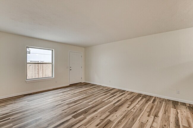 Building Photo - 214 W Maple Ave