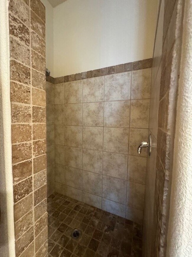 Building Photo - 3 Bedroom Exec Home Bullhead Parkway close...