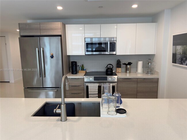 Building Photo - 9940 W Bay Harbor Dr