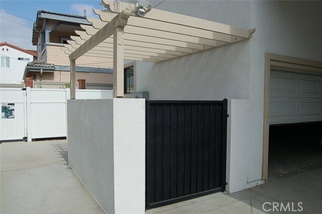 Building Photo - 425 W Duarte Rd
